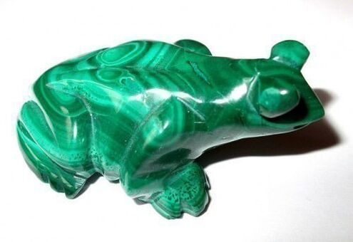 πράσινος βάτραχος μαλαχίτης με τη μορφή φυλακτού καλής τύχης